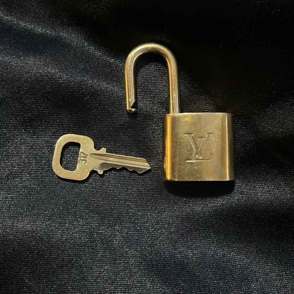 Louis Vuitton Lock & Key - Picture 3 of 4